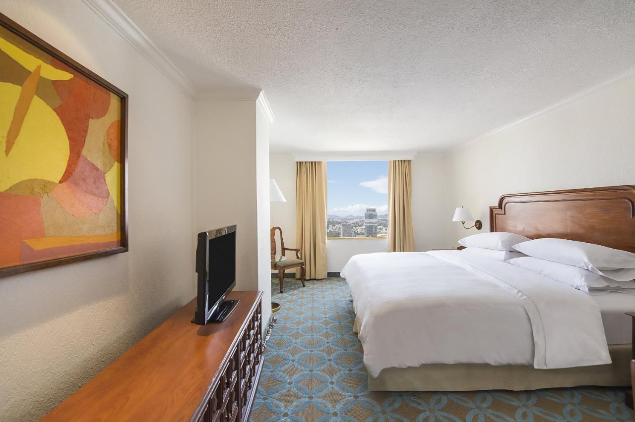 피에스타 아메리카나 레포르마 호텔 멕시코 시 외부 사진 A guest room at the Hilton San Francisco