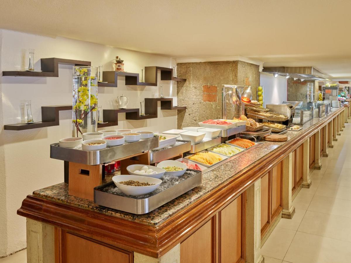 피에스타 아메리카나 레포르마 호텔 멕시코 시 외부 사진 A buffet at a hotel
