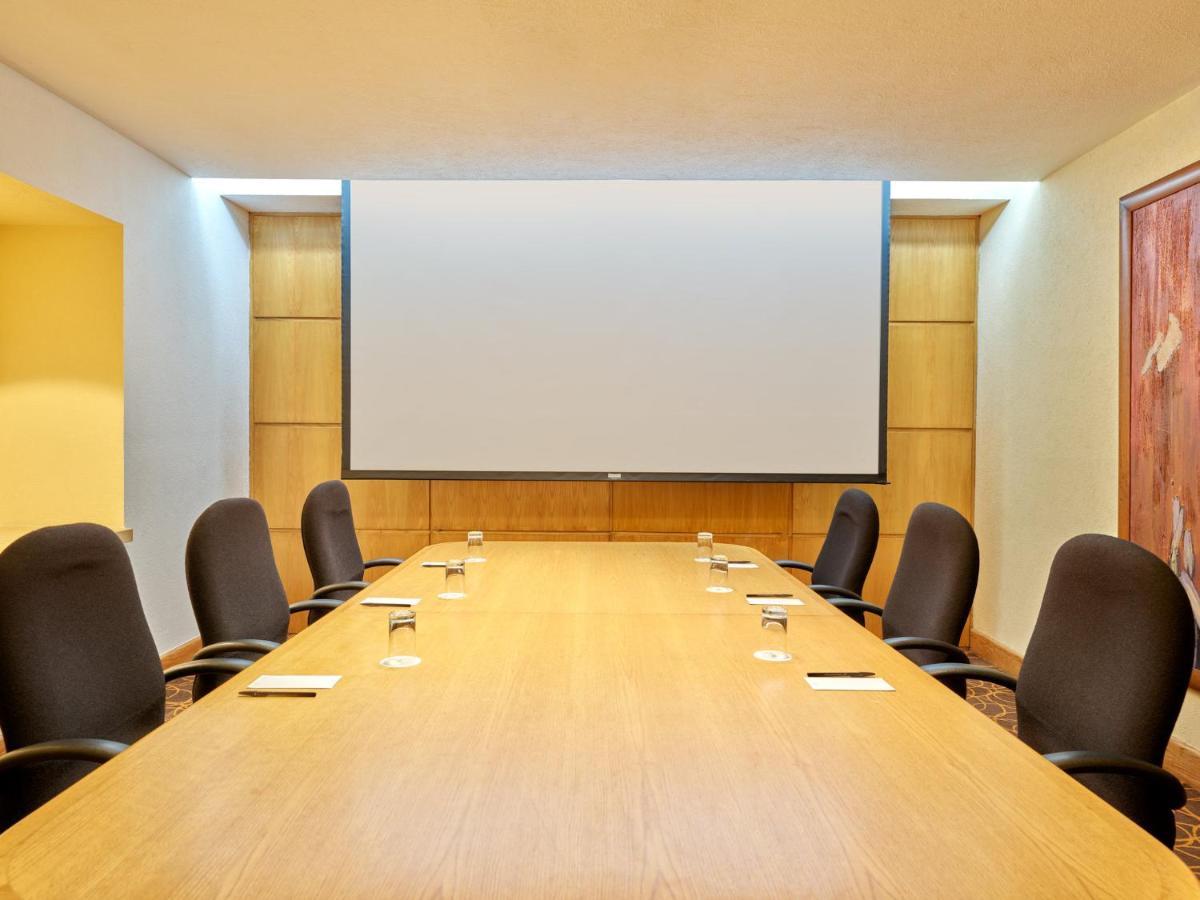 피에스타 아메리카나 레포르마 호텔 멕시코 시 외부 사진 A projection screen in a meeting room