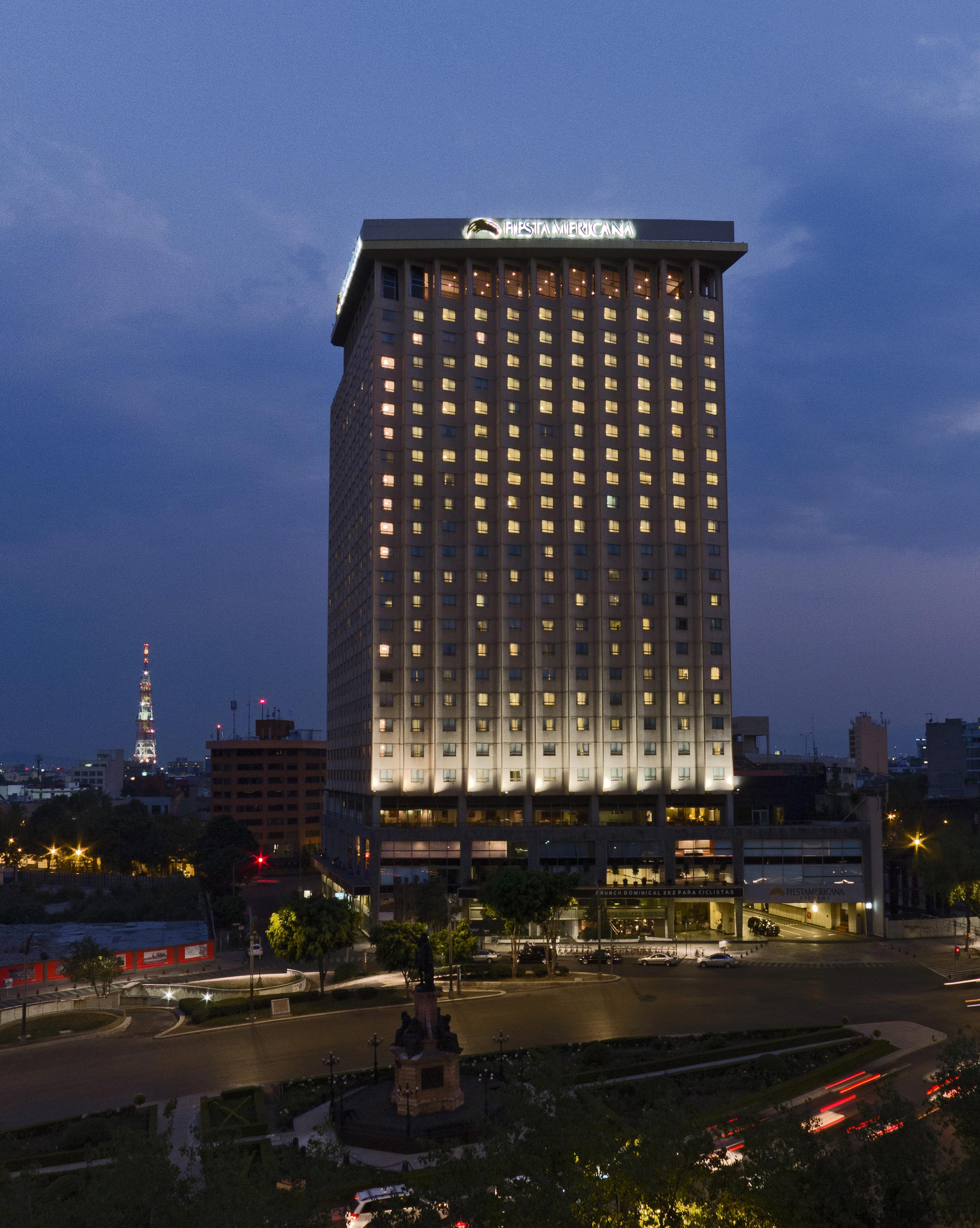피에스타 아메리카나 레포르마 호텔 멕시코 시 외부 사진 The hotel at night